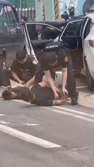 桃園屁孩,被當街制住!大隊出動療愈影片熱贊,遭質過當「霸氣回應」