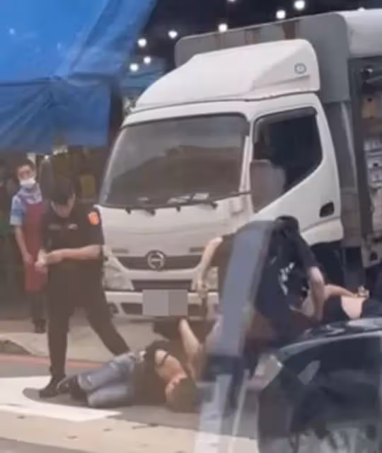 桃園屁孩,被當街制住!大隊出動療愈影片熱贊,遭質過當「霸氣回應」