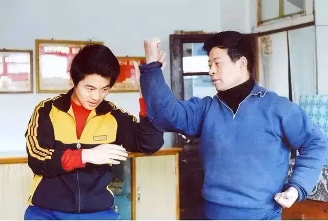 黃秋燕和李連杰失婚31年了,他們的生活相差太大