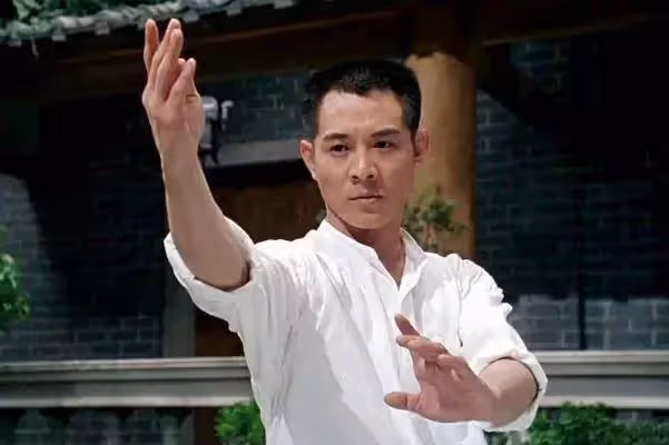 黃秋燕和李連杰失婚31年了,他們的生活相差太大