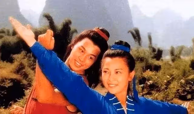 黃秋燕和李連杰失婚31年了,他們的生活相差太大