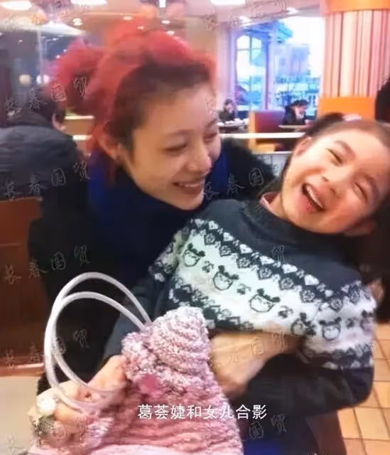 老爸是歪瓜裂棗,女兒卻顏值爆表,這些明星父女的長相真奇妙
