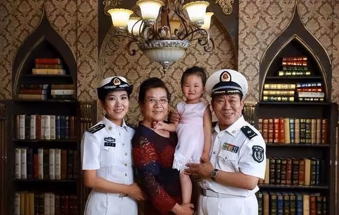 老爸是歪瓜裂棗,女兒卻顏值爆表,這些明星父女的長相真奇妙