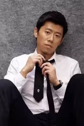 從小寄人籬下！男星爆紅後「無法諒解父母」再也不相往來　多年後「聽到老婆一句話」落淚團圓