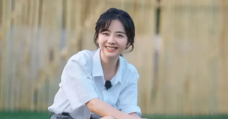 譚松韻娃娃臉太占優勢了，穿白襯衫格子褲，十年如一日的甜美可愛_造型_下身_青春