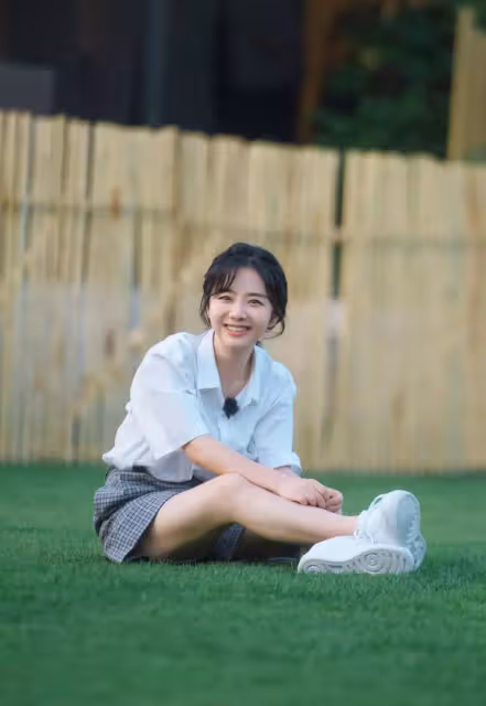 譚松韻娃娃臉太占優勢了,穿白襯衫格子褲,十年如一日的甜美可愛_造型_下身_青春