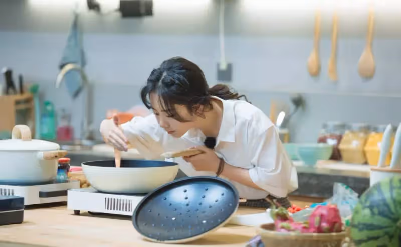 譚松韻娃娃臉太占優勢了,穿白襯衫格子褲,十年如一日的甜美可愛_造型_下身_青春
