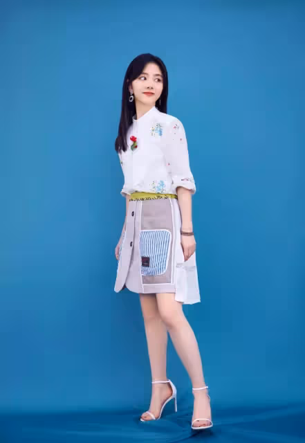譚松韻娃娃臉太占優勢了,穿白襯衫格子褲,十年如一日的甜美可愛_造型_下身_青春