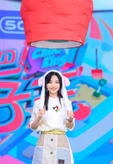 譚松韻娃娃臉太占優勢了,穿白襯衫格子褲,十年如一日的甜美可愛_造型_下身_青春