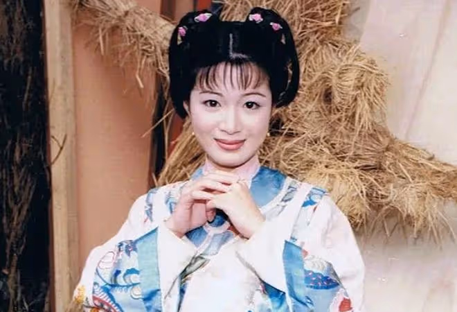 陳少霞罕見曬娃，3歲女兒像極了65歲老爸，幼兒園一年學費10萬