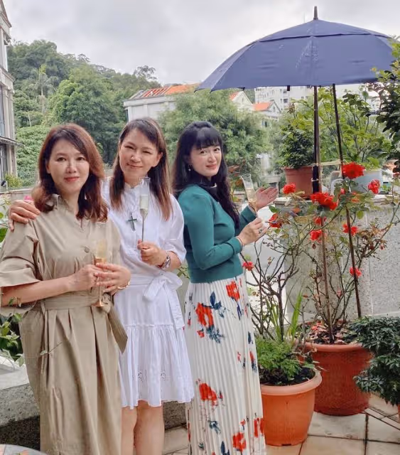 陳少霞罕見曬娃,3歲女兒像極了65歲老爸,幼兒園一年學費10萬