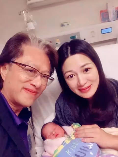 陳少霞罕見曬娃,3歲女兒像極了65歲老爸,幼兒園一年學費10萬