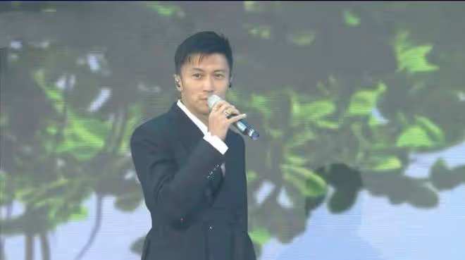 香港回歸25周年晚會開播:成龍表情嚴肅,劉德華精神飽滿再唱經典