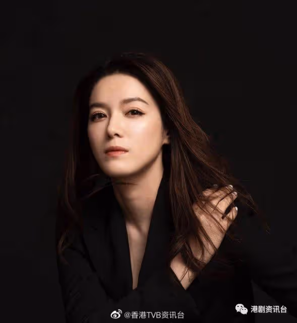 苟芸慧索爆迎接39歲！大派成吋長事業線贈興