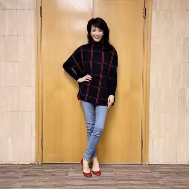 65歲鄭裕玲近照罕曝光!臉部認不出,媒諷「一整毀所有」生活奢侈住豪宅,網友:自信的女人最美麗