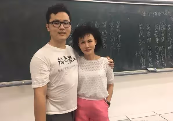 身教大過一切!譚敦慈教出2醫生兒 「書房教育法」絕對不責罵,老公從小就灌輸:讀書是自己的責任!