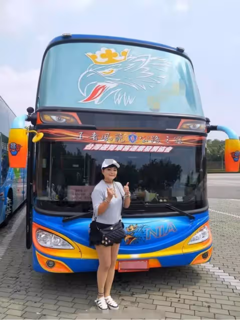 63歲易淑寬轉行遊覽車叫賣工作,直言利潤驚人。被酸沒戲拍才來,霸氣回懟:我拒絕拍戲
