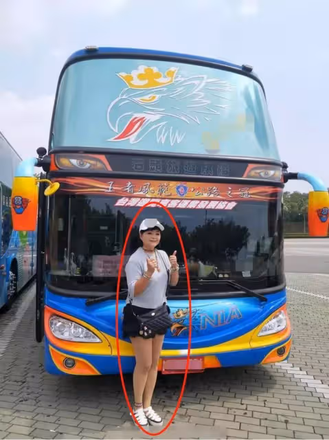 63歲易淑寬轉行遊覽車叫賣工作,直言利潤驚人。被酸沒戲拍才來,霸氣回懟:我拒絕拍戲