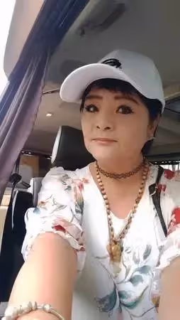 63歲易淑寬轉行遊覽車叫賣工作,直言利潤驚人。被酸沒戲拍才來,霸氣回懟:我拒絕拍戲