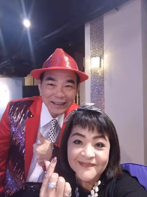 63歲易淑寬轉行遊覽車叫賣工作,直言利潤驚人。被酸沒戲拍才來,霸氣回懟:我拒絕拍戲