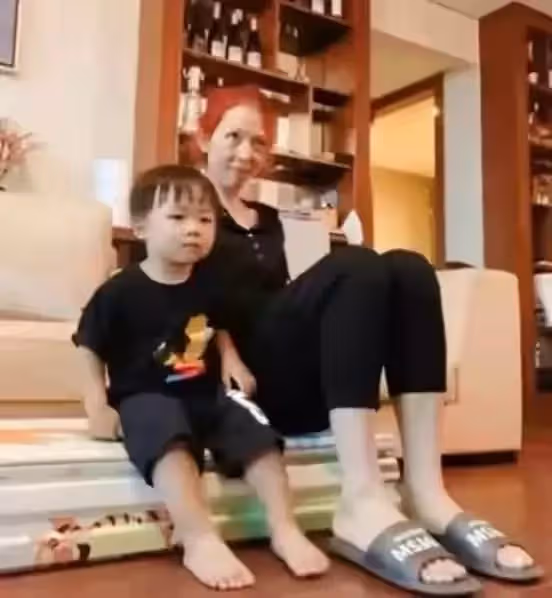 在街頭拍到蔡少芬,身材幹癟素顏蒼老,網友:跟修圖的她完全不一樣