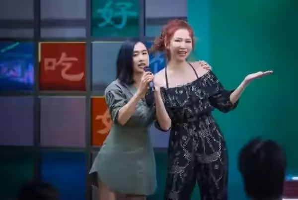 在街頭拍到蔡少芬,身材幹癟素顏蒼老,網友:跟修圖的她完全不一樣