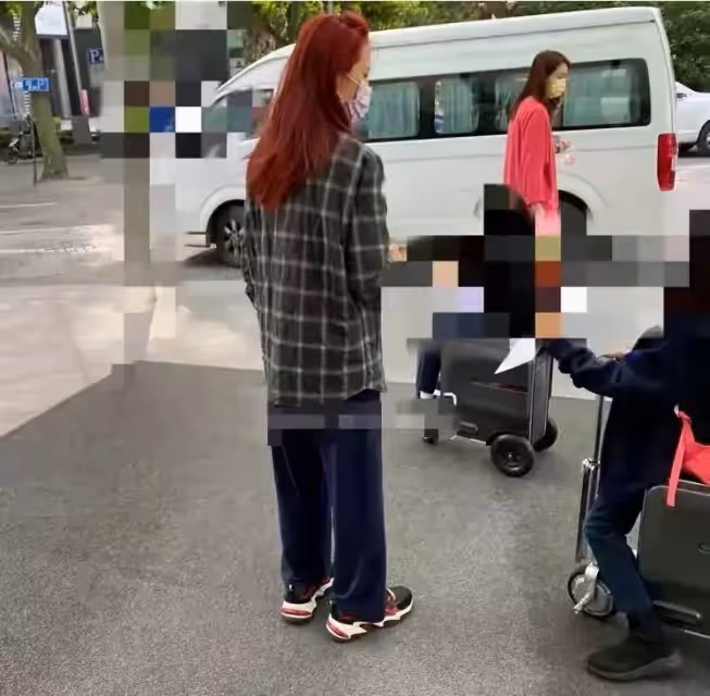 在街頭拍到蔡少芬,身材幹癟素顏蒼老,網友:跟修圖的她完全不一樣