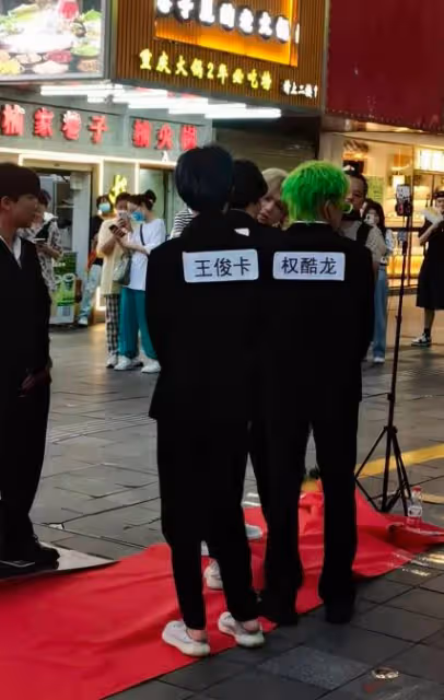 黃子誠等人被城管驅趕,三百萬人觀看笑成一團,首播失利太搞笑!