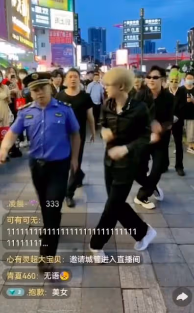 黃子誠等人被城管驅趕,三百萬人觀看笑成一團,首播失利太搞笑!