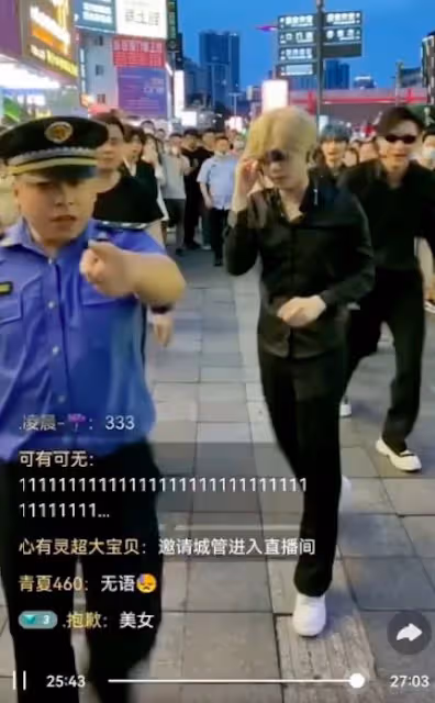 黃子誠等人被城管驅趕,三百萬人觀看笑成一團,首播失利太搞笑!