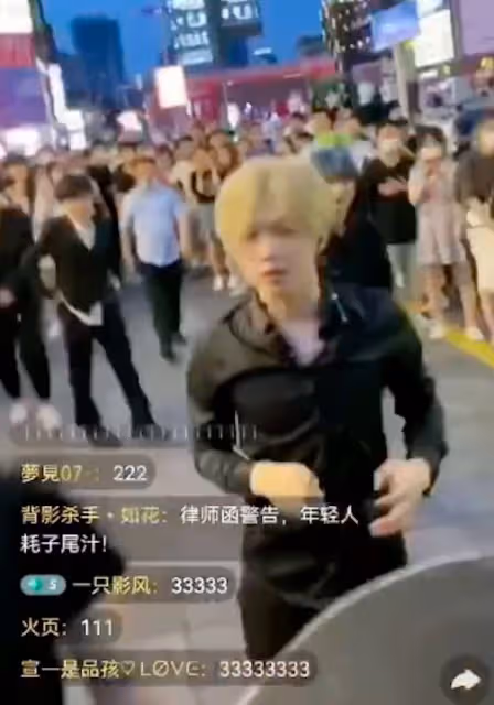 黃子誠等人被城管驅趕,三百萬人觀看笑成一團,首播失利太搞笑!