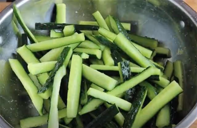 涼拌黃瓜怎麼做才好吃，原來訣竅這麼簡單，看一遍就學會