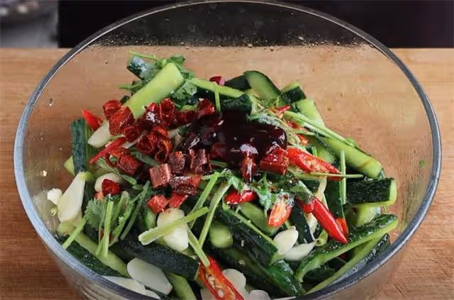 涼拌黃瓜怎麼做才好吃，原來訣竅這麼簡單，看一遍就學會