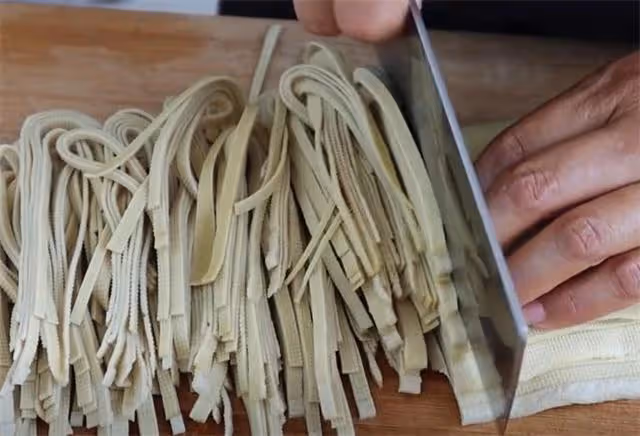 涼拌豆腐皮怎麼做才好吃？原來做法那麼簡單，比飯店的還好吃