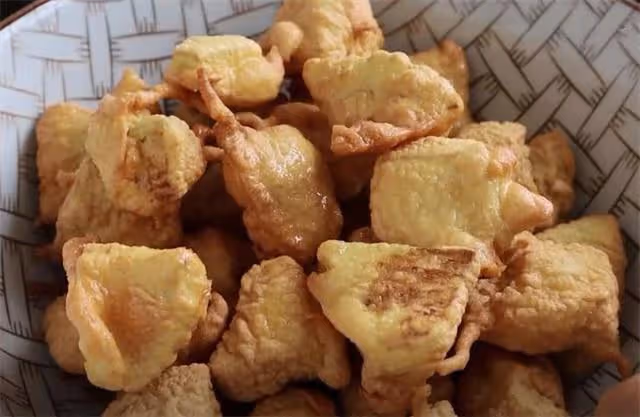 炸茄子怎麼做才好吃？教你一招，茄子外酥里軟又入味，真解饞