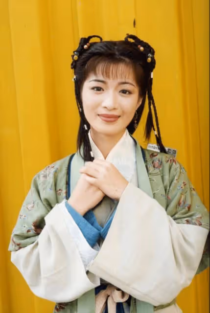 45歲「岳靈珊」近況曝光！曬3歲女兒畢業照，小傢伙像極65歲老公
