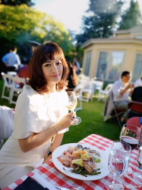 45歲「岳靈珊」近況曝光！曬3歲女兒畢業照，小傢伙像極65歲老公