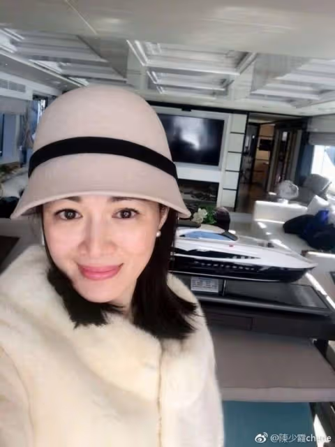 45歲「岳靈珊」近況曝光！曬3歲女兒畢業照，小傢伙像極65歲老公