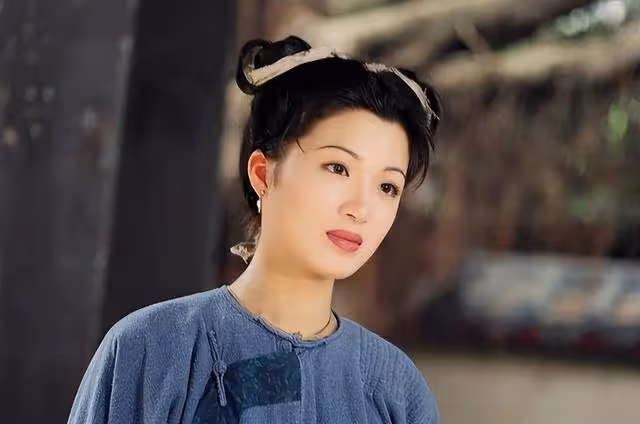 45歲「岳靈珊」近況曝光！曬3歲女兒畢業照，小傢伙像極65歲老公