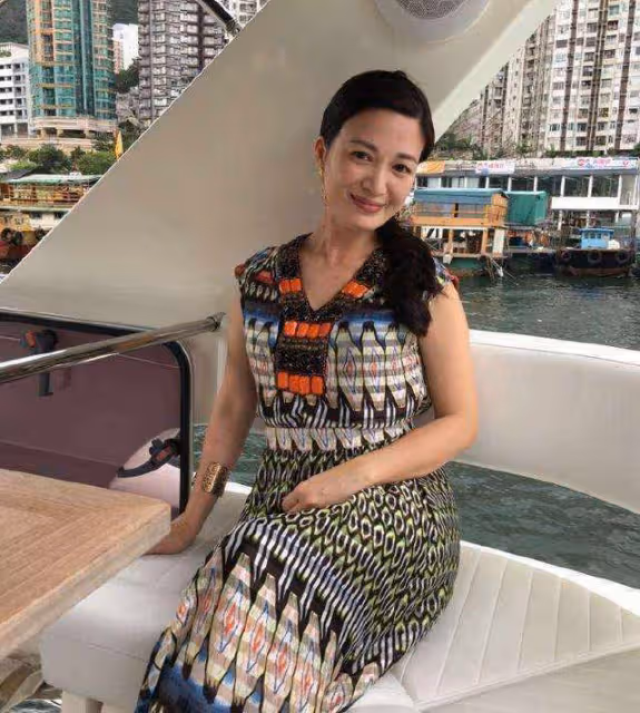 45歲「岳靈珊」近況曝光!曬3歲女兒畢業照,小傢伙像極65歲老公