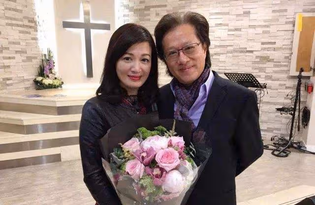 45歲「岳靈珊」近況曝光!曬3歲女兒畢業照,小傢伙像極65歲老公
