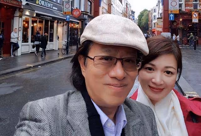 45歲「岳靈珊」近況曝光!曬3歲女兒畢業照,小傢伙像極65歲老公