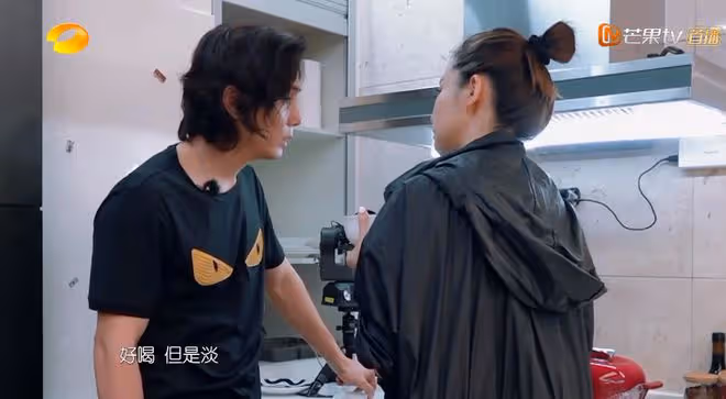 抑鬱、崩潰、被嘲「吃軟飯」,躲在戚薇背後7年的男人,又回來了!