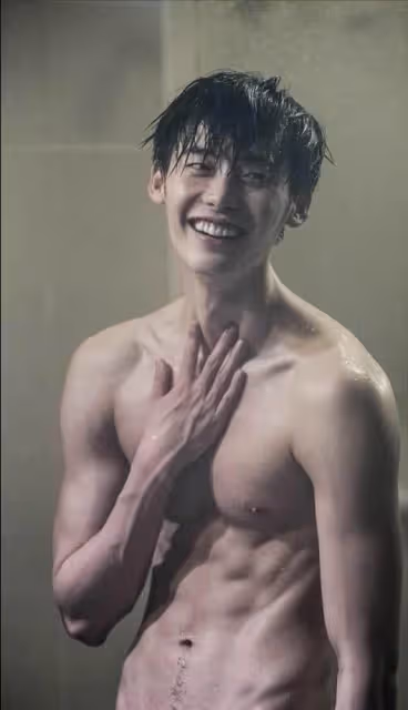 長腿細腰標配的男明星:肖戰和鄧倫背影很驚艷,朱正廷讓人想不到