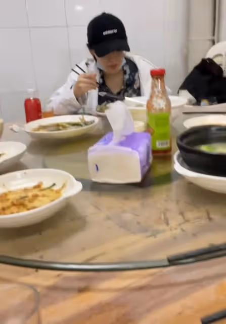 70歲李立群隔離2月後返台,稱不舍內地顯低落,31歲女兒身邊陪同
