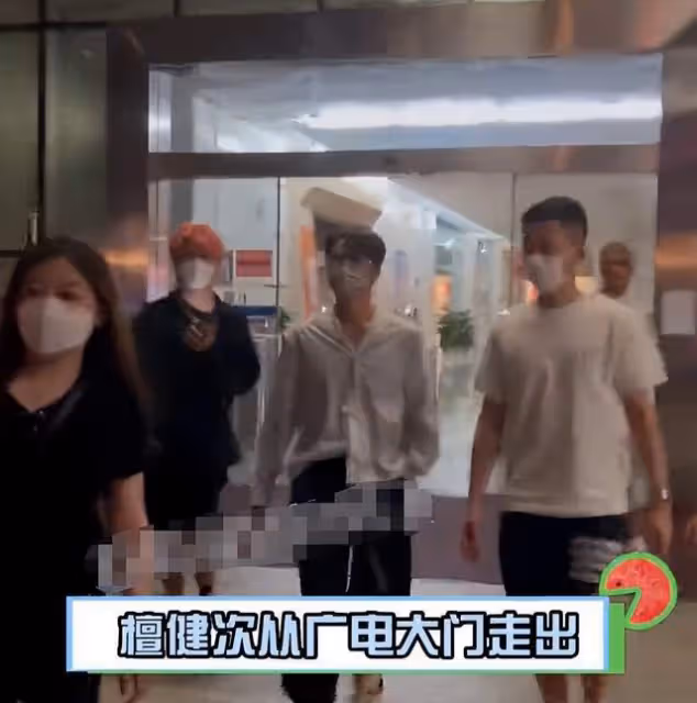 檀健次機場發飆後現身勸架,為粉絲怒推保安,用身體保護粉絲獲贊