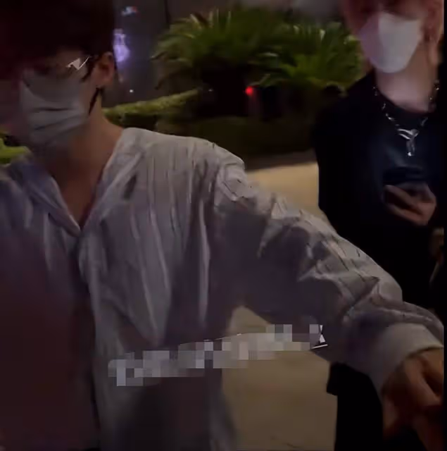 檀健次機場發飆後現身勸架,為粉絲怒推保安,用身體保護粉絲獲贊