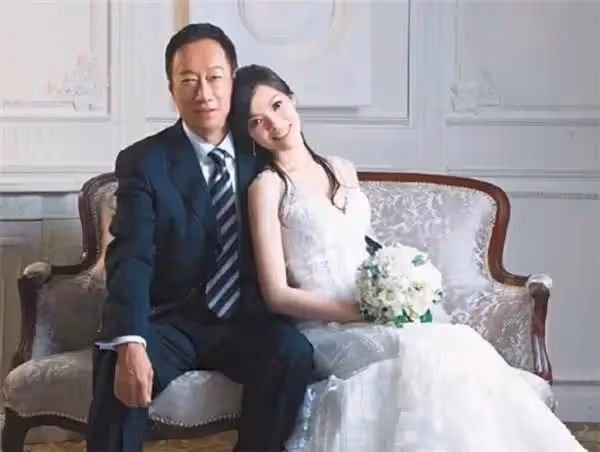 富士康老闆娘攜家人馬爾地夫度假,大秀泳裝美照,纖腰不似3娃媽