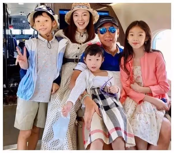 富士康老闆娘攜家人馬爾地夫度假,大秀泳裝美照,纖腰不似3娃媽