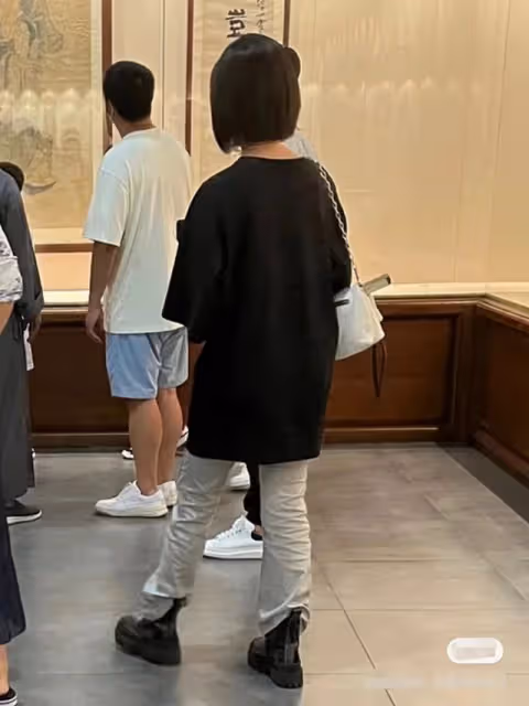 黃磊一家現身靈隱寺,16歲多多身高逼近父親,風格大變身材引吐槽